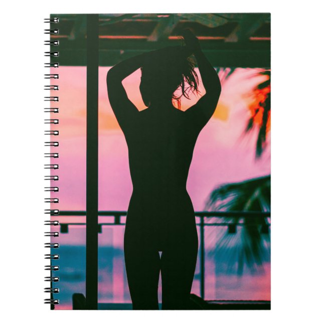 Carnet Femme en débardeur noir et pantalon debout sur le  (Devant)