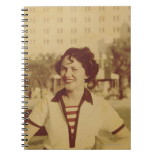 Carnet Femme s'asseyant dehors