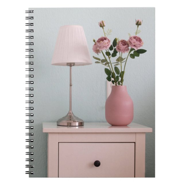 Carnet Fleurs | Roses rose pâle sur le stand de nuit (Devant)