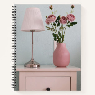 Carnet Fleurs Roses rose pâle sur le stand de nuit
