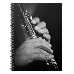 Carnet Flûte jouée en noir et blanc par un gitan