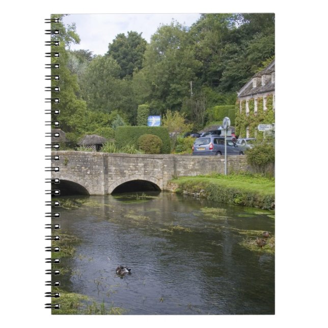 Carnet Flux de truites dans le village de Bibury, (Devant)