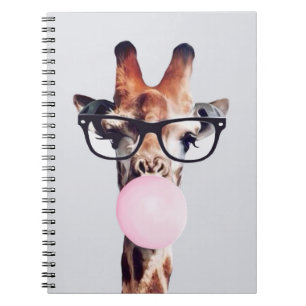 CARNET GIRAFFE PORTANT DES VERRES SOUFFRANT UN BUBBLEGUM 