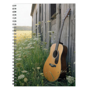 Carnet Guitare acoustique appuyée contre une grange de ca