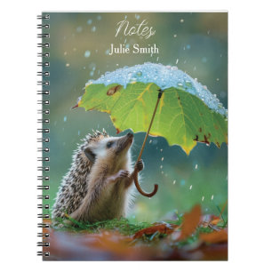 Carnet Hérisson mignon tenant un parapluie de feuilles