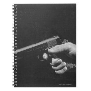 Carnet Homme tenant l'arme à feu