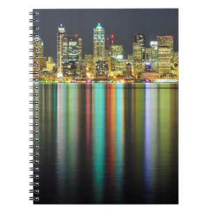 Carnet Horizon de Seattle la nuit avec la réflexion