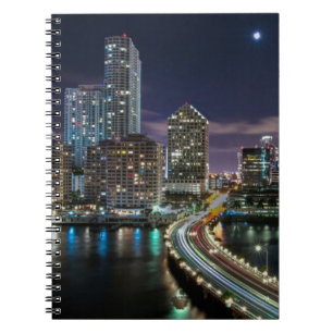 Carnet Horizon de ville de Miami avec le pont la nuit