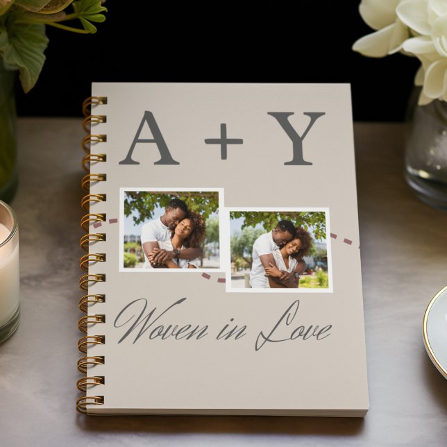 Carnet Initiales et scénario connectés (“Romantic editorial notebook featuring framed photos, monogram initials, and script storyline text.)