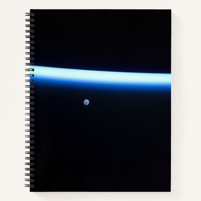 Carnet La fine ligne de l'atmosphère terrestre et une lun (Devant)