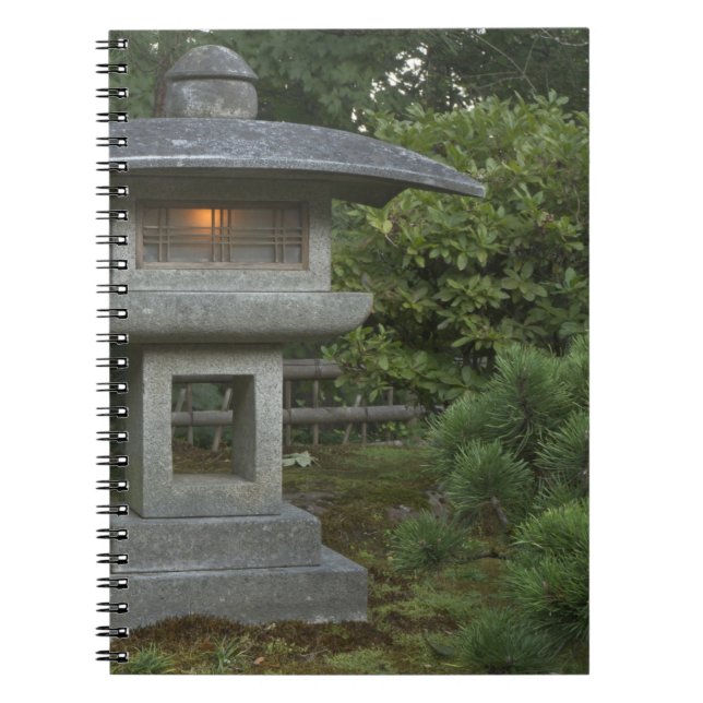 Carnet lanterne en pierre éclairée dans le Jardin Japonai (Devant)