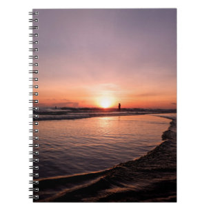 Carnet Le coucher de soleil sur la plage est de lumière s