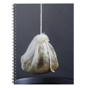 Carnet Le sac de thé est suspendu dans une tasse
