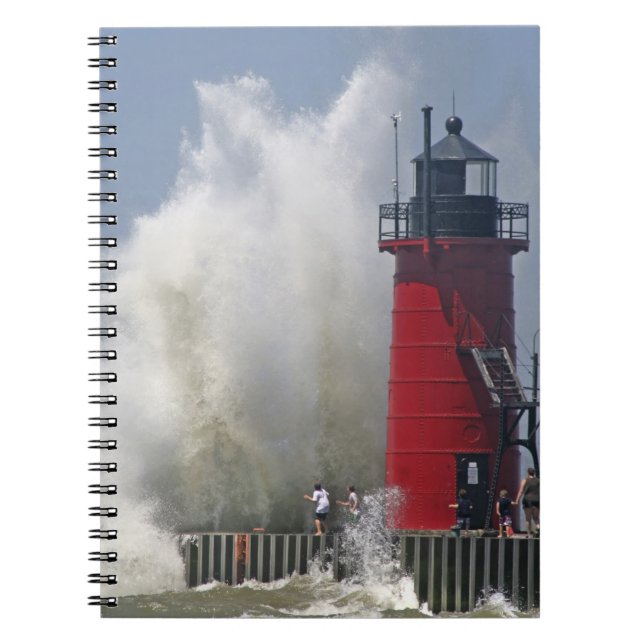 Carnet Les gens sur la jetée regardent de grandes vagues  (Devant)