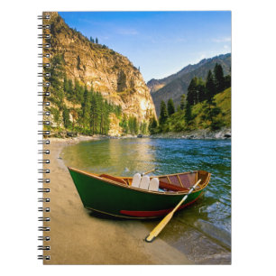 Carnet L'IDAHO, bateau de pêche sur une plage sablonneus