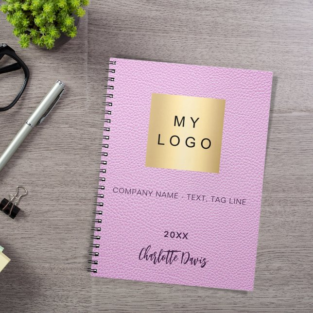 Carnet Logo d'entreprise avec écriture nom en cuir rose (Créateur téléchargé)