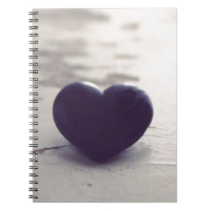 Carnet Lonely Purple Stone Heart sur une plage de sable b