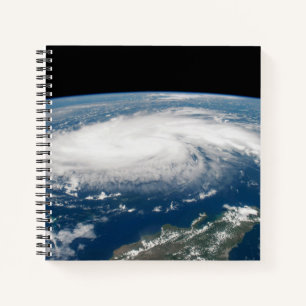Carnet L'Ouragan Dorian Au-Dessus De L'Océan Atlantique.