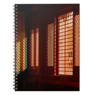 Carnet Lumière à travers les ouvertures de fenêtres en ma