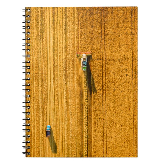 Carnet Machine de moissonneuse travaillant sur le terrain (Devant)