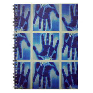 Carnet Main bleue déplaisante