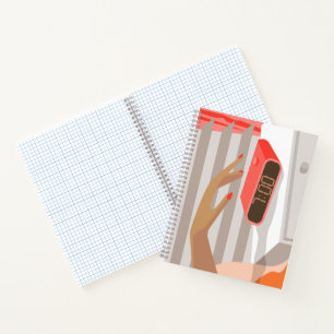 Carnet Main des femmes poussant le bouton snooze du révei