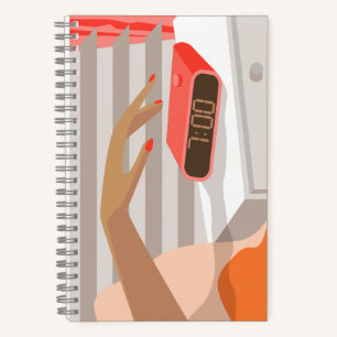 Carnet Main des femmes poussant le bouton snooze du révei