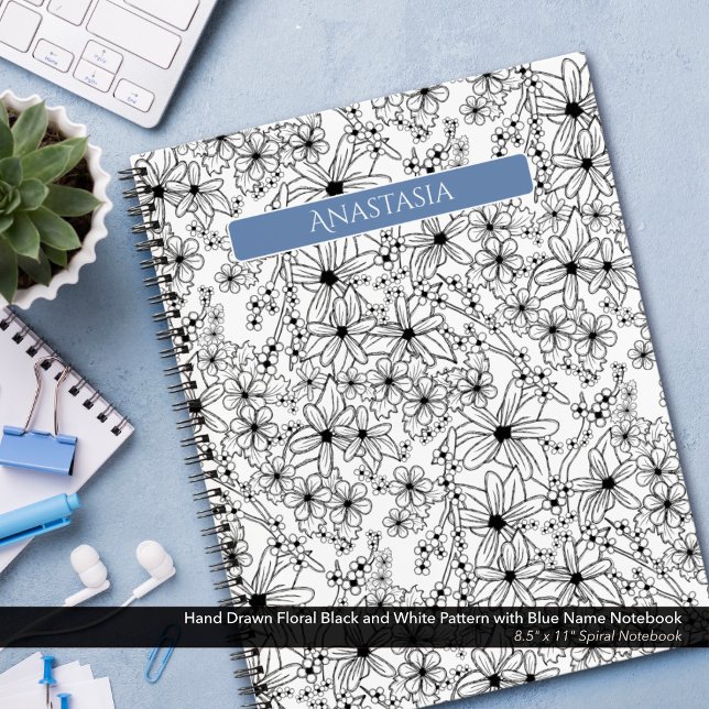 Carnet Main dessinée Floral noir blanc Motif et bleu Nom (Spiral Notebook: Hand Drawn Floral Pattern in Black and White with Light Blue Name)