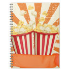 Maïs éclaté dans des tasses avec la bannière