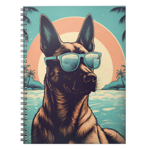 Carnet Malinois belge à la plage tropicale au coucher du 