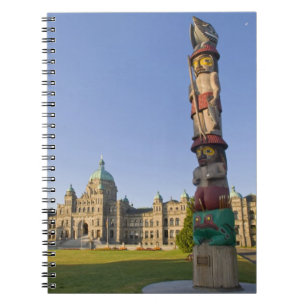 Carnet Mât totem devant l'édifice du Parlement à