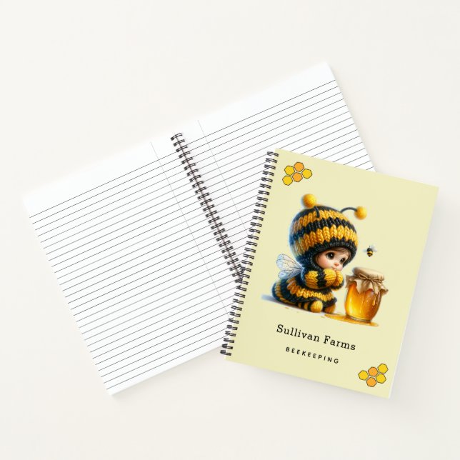 Carnet Mignonne fille en costume d'abeille avec miel (Intérieur)