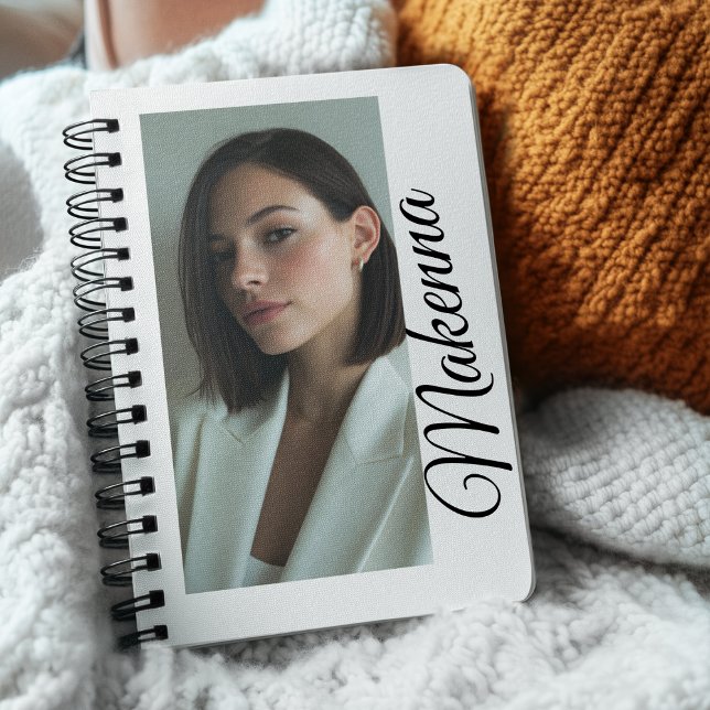 Carnet Moment vertical avec nom (Chic notebook with vertical photo layout and script name accent for a sleek, modern look.)