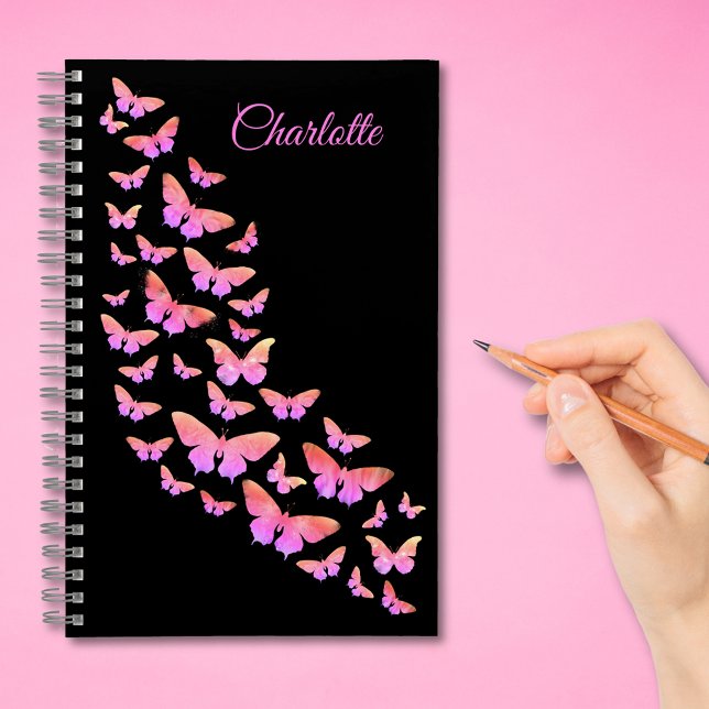 Carnet Motif papillon élégant Ajouter un nom rose et noir (Stylish butterfly pattern black and pink custom add name notebook with modern typography script)