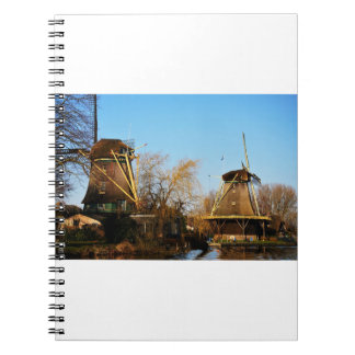 Carnet Moulins dans le paysage néerlandais.