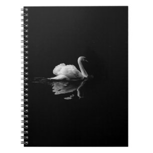 CARNET MUTE SWAN EN PHOTOGRAPHIE À FAIBLE LUMIÈRE
