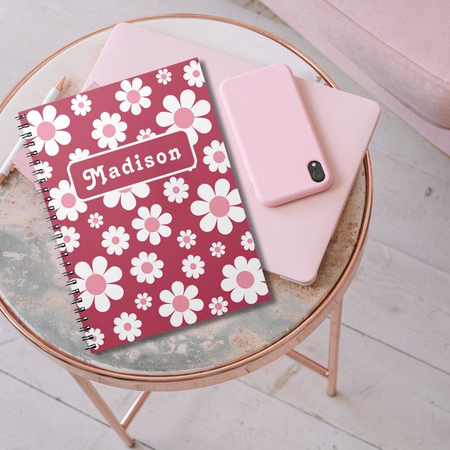 Carnet Nom du Motif Retro Daisy (Retro daisy pattern pink groovy typography custom name notebook for her)