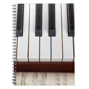 Carnet notes musicales sur l'arrière - plan d'une pianoac