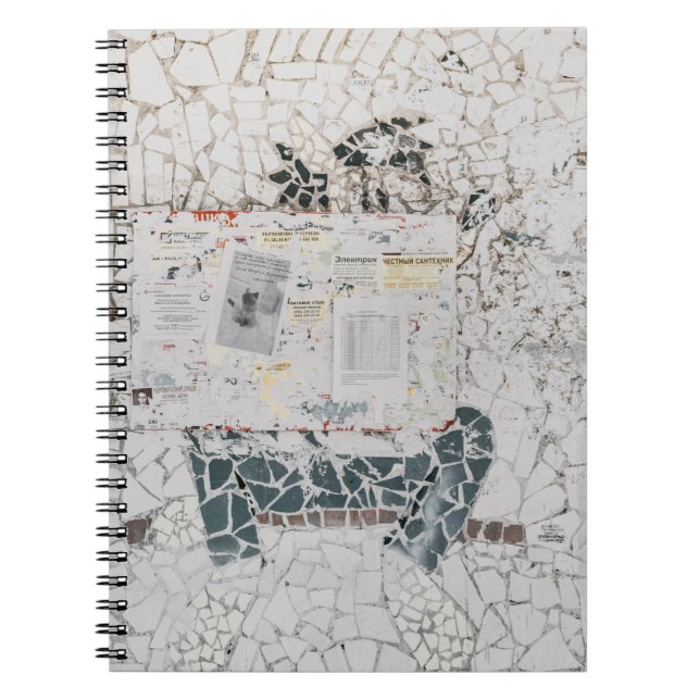 Carnet Papier d'imprimante blanc sur mur en béton blanc e (Devant)