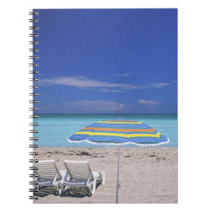 Carnet Parapluie et deux chaises longues sur la plage,