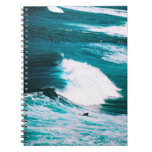 CARNET PERSONNE EN SURBORD AVEC VAGUES OCÉANIQUES