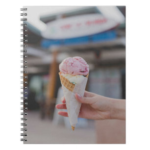 Carnet Personne tenant de la crème glacée à la fraise