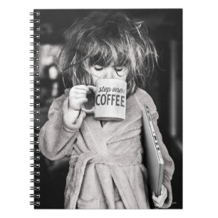 Carnet Petite fille boit du café