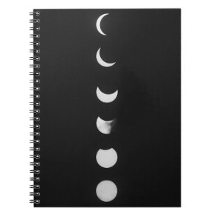 Carnet Phases et éclipse de lune en photo noire et