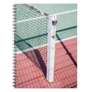 CARNET PHOTO D'UN BILLET SUR UN CÔTÉ D'UN TENNIS N