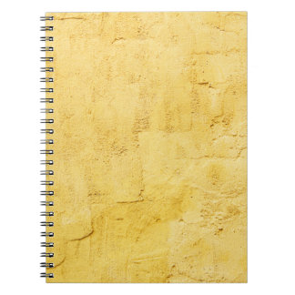 Carnet plâtre abstrait jaune clair sur le mur
