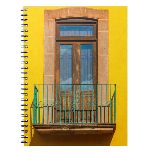 Carnet Porte en bois bleu sur bâtiment en béton jaune (Devant)