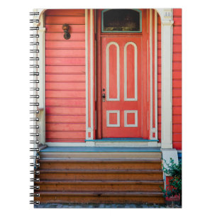 Carnet Porte et porche en bois peint rouge traditionnel,