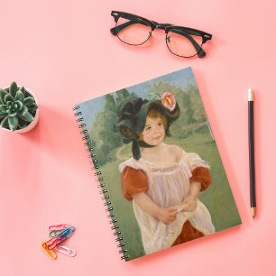 Carnet Printemps : Margot debout dans un jardin Mary Ca