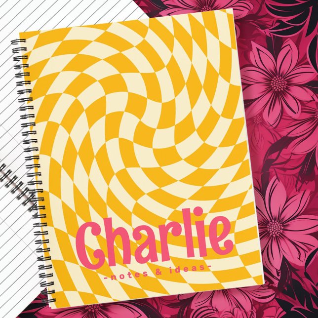 Carnet Rétro damboard vague tourbillonnante ajouter nom r (Retro checkerboard swirl wave add name yellow pink notebook)